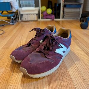 New Balance Men's Burgundy Sneakers